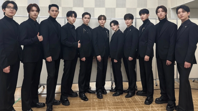 seventeen-steals-desi-carats-hearts-with-dance-moves-on-abhishek-bachchan-nach-baliye-song-viral-video